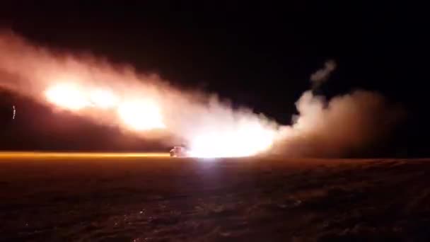 Meerdere Lanceerinrichting van de raket naar de grond raketten afvuren — Stockvideo