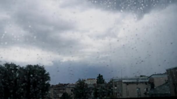 Time-lapse donkere thunder cloud storm in stad vanuit venster — Stockvideo