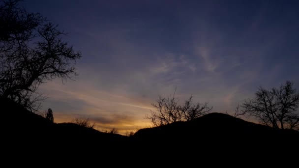 Lapso de tiempo de hermosa puesta de sol naranja en el monte — Vídeos de Stock