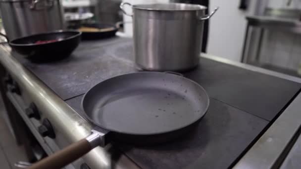Pouring cooking oil on the frying pan — Stock Video