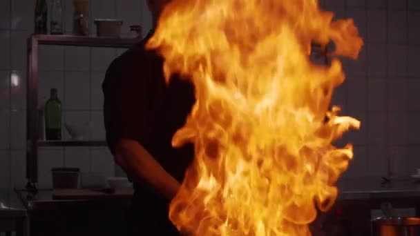 프라이팬에서 그들을 던지고 불에 프라이팬 요리사 야채. 슬로우 모션 — 비디오