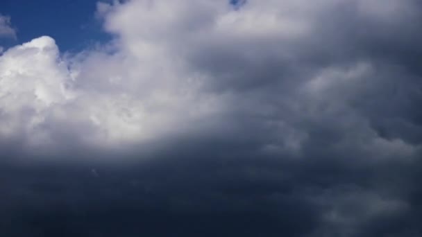 Time lapse clip of white fluffy clouds over blue sky, Puffy fluffy white clouds blue sky time lapse motion background. Céu azul brilhante céu inchado nuvem branca fofa céu nublado nublado. Fofo fofo . — Vídeo de Stock