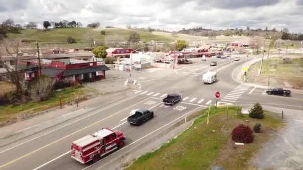 Crossroads i staden, bilar kör genom sol delen av vägen, Flygfoto — Stockvideo