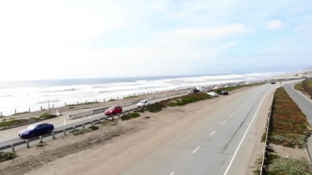 Maravilhoso voo de drone aéreo sobre a enorme estrada rodoviária na cidade grande. costa oceânica paisagem marinha — Vídeo de Stock