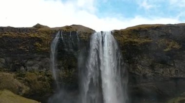 İzlanda'da Skogafoss şelalesu su perdesi duvar olarak düşen su.