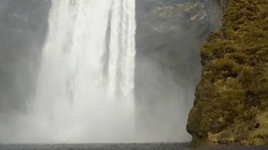 İzlanda'da Skogafoss şelalesu su perdesi duvar olarak düşen su.