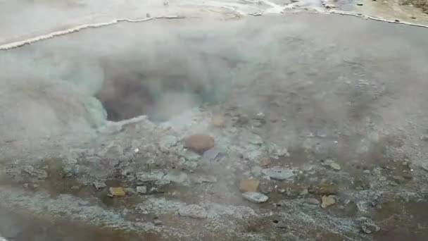 Wirbelnder Dampf aus heißen vulkanischen Quellen — Stockvideo