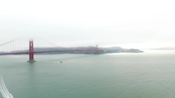 San Francisco Golden Gate Bridge steken poking door dikke deken van mist-luchtfoto flyover van helikopter — Stockvideo