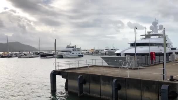 Hindistancevizi döken Marina Savusavu Fiji'de demirleme Yatlar. Savusavu Kuzey Fiji ve bir barınak yat ve tekne için kasırga sezonu boyunca seyir için bir başlangıç noktasıdır — Stok video