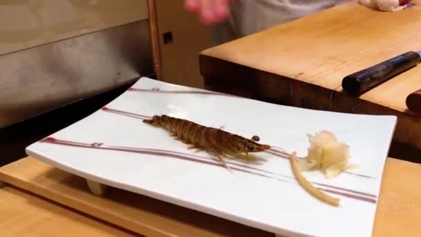 एक प्लेट में Shrimp, लाइव — स्टॉक वीडियो
