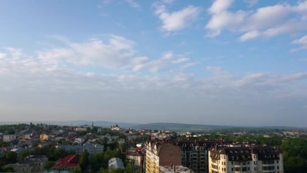 Timelapse nubes blancas pasando por encima de la ciudad — Vídeo de stock