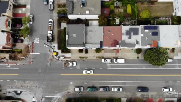 Top-down luchtfoto van kleine kruispunt in provinciale stad — Stockvideo