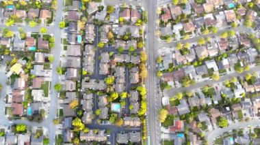 İlkbaharda konutların havadan görünümü. Amerikan mahallesi, banliyö. Emlak, insansız hava aracı çekimleri, gün batımı, güneş ışığı, yukarıdan. backgrond