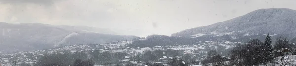 Wunderschöne Winterlandschaft mit schneebedeckten Bäumen — Stockfoto