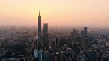 Ho Chi Minh City şehir merkezinde kalp iş merkezinde Ho Chi Minh City silueti ve gökdelen üzerinde uçan Drone video. Güneş parlaması bitirmek