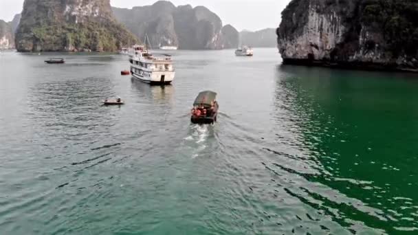 ランハ湾、クアンニン県、ベトナム。漁船で忙しい漁港。ドローンを撮影。航空写真 — ストック動画