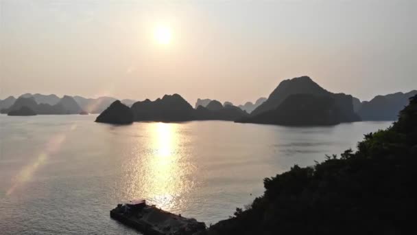 Zeer mooie beelden van Ha Long Bay Vietnam, Asia Travel footage. finish zon flare. schieten Drone — Stockvideo