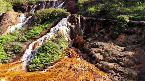 滝のカスケードを形成嵐の山の川 - Datanlaの滝。ベトナム。ドローンビュー — ストック動画