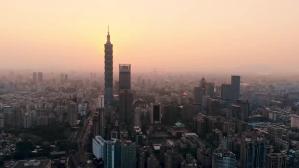 Drone vídeo voando sobre o horizonte Ho Chi Minh City e arranha-céu no centro do negócio do coração em Ho Chi Minh City centro da cidade. Termine a chama do sol — Vídeo de Stock