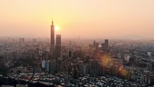 Видео беспилотника, летящего над горизонтом Хошимина и небоскребом в центре делового центра города Хошимин. Закончить вспышку солнца — стоковое видео