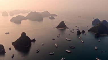 Ha Long Bay, Vietnam flycam gelen güzel deniz manzara. Halongbay Quang Ninh, Vietnam Dünya Doğal Mirası.