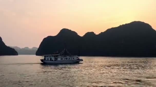 船巡航在下龙湾。沙龙湾我们最著名的旅游目的地越南，亚洲。日落 — 图库视频影像
