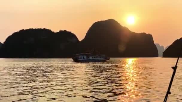 Ship cruising på ha Long Bay. Ha Long Bay USA mest kända resmål i Vietnam, Asien. Finish sön flare — Stockvideo