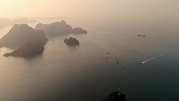 Prachtige zee landschap van FlyCam in Ha Long Bay, Vietnam. Halongbay is een wereldnatuurerfgoed van Quang Ninh, Vietnam. — Stockvideo