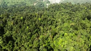 D Nang, Hai Chau Bölgesi. Vietnam. Vietnam dağlarında teleferik bir çekim ... Da Nang şehri yakınlarında, dağ ba na tırmanmaya. Drone görünümü