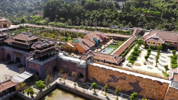 Ba na hills complex aus der Luft, Drohne in da nang, Vietnam. — Stockvideo