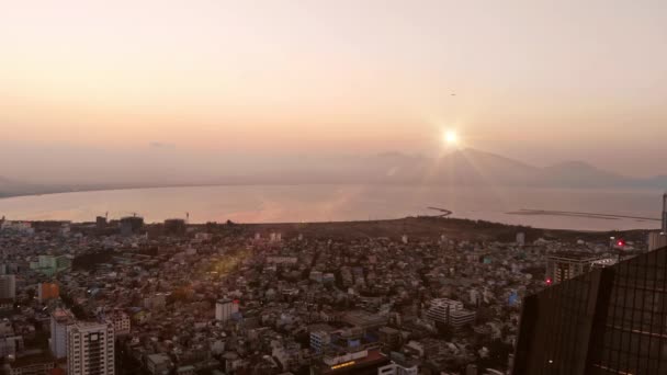 Luftaufnahme des Finanzdistrikts in der Stadt Taipeh bei Sonnenuntergang, Taiwan. Finish Sonneneruption — Stockvideo