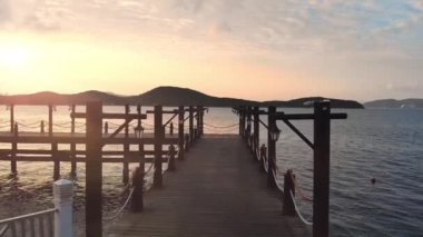 Dünyanın en güzel plajlarından biri olan Ada Nang plajında gün batımı. Drone görünümü.