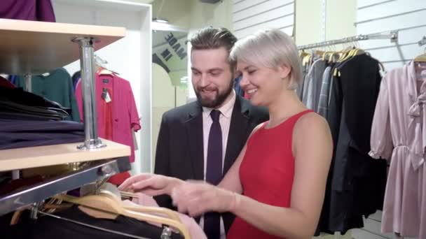 Familia eligiendo ropa en la boutique de ropa juntos — Vídeos de Stock