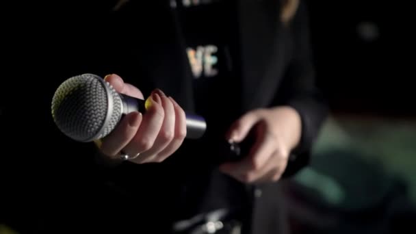 Manos conectando un cable XLR en un micrófono en un estudio de grabación de música — Vídeo de stock