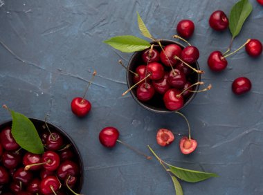 Kiraz berry kırmızı kase koyu arka plan paten yaz taze üstten görünüm 