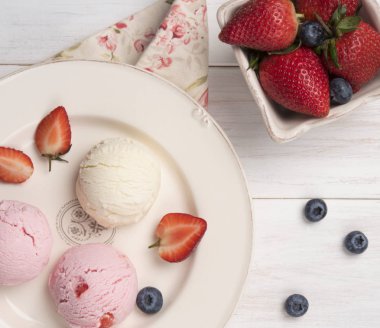 Dondurma vanilya ve çilek kahve üst espresso rustik sabah kahvaltı görüntülemek 