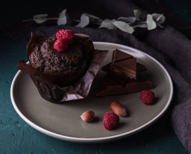 Ahududu koyu kek fırında tatlı kahverengi ile çikolatalı kek 