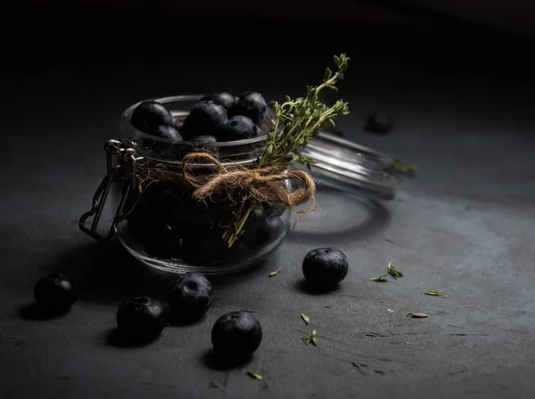 Blueberry Jar Niski Klucz Ciemne Zdjęcie Tymianek Berry Światło Świeży — Zdjęcie stockowe