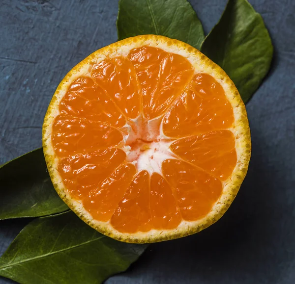 Tangerine Macro Blad Bovenaanzicht Oranje Verse Close Halve Vrucht Citrus — Stockfoto