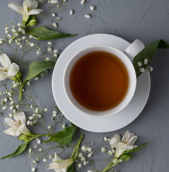 Siyah Çay Beyaz Çiçekler Üstten Görünüm Kupası Kaplıca Çiçek Ahşap — Stok fotoğraf