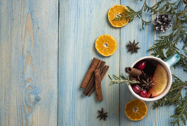 Kırmızı şarap Noel mavi renkli portakal tarçın üstten görünüm 