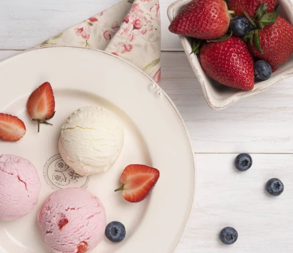 Dondurma vanilya ve çilek kahve üst espresso rustik sabah kahvaltı görüntülemek 