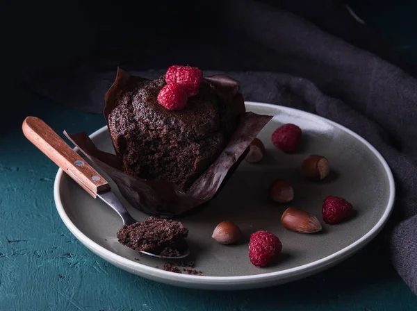 Schokoladen Muffin Mit Himbeere Dunkel Cupcake Backen Dessert Braun — Stockfoto