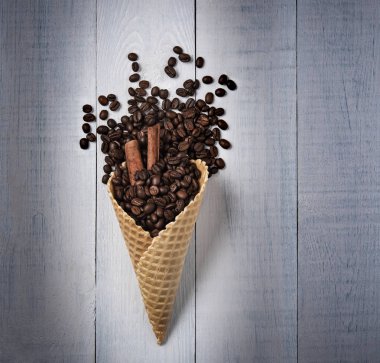 Üstten Görünüm gözleme koni kahve çekirdekleri ve tarçın ile dağınık 