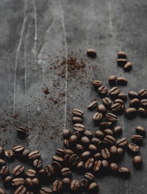 kahve çekirdekleri gri arka plan üstten görünüm üzerinde dağınık