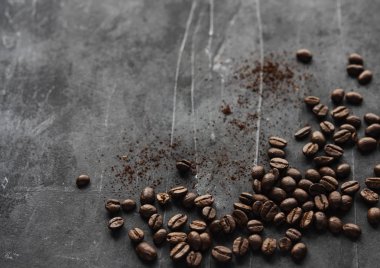 kahve çekirdekleri gri arka plan üstten görünüm üzerinde dağınık