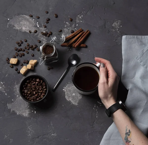 Χέρι Πάρτε φλιτζάνι φασόλια καφέ σκούρο φόντο το top view εσπρέσο — Φωτογραφία Αρχείου