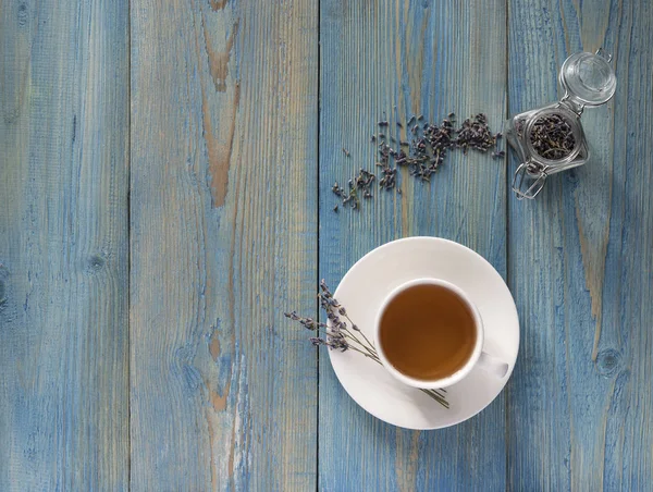 Lavanta fincan çay mavi ahşap masa kahvaltı provence — Stok fotoğraf