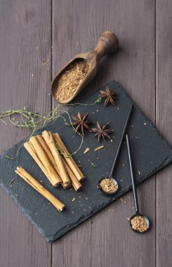 Tarçın stisk ve ahşap kahverengi masa anason yıldız tozu 