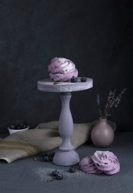 mor wo üzerinde yaban mersini ile lavanta lezzetli marshmallow